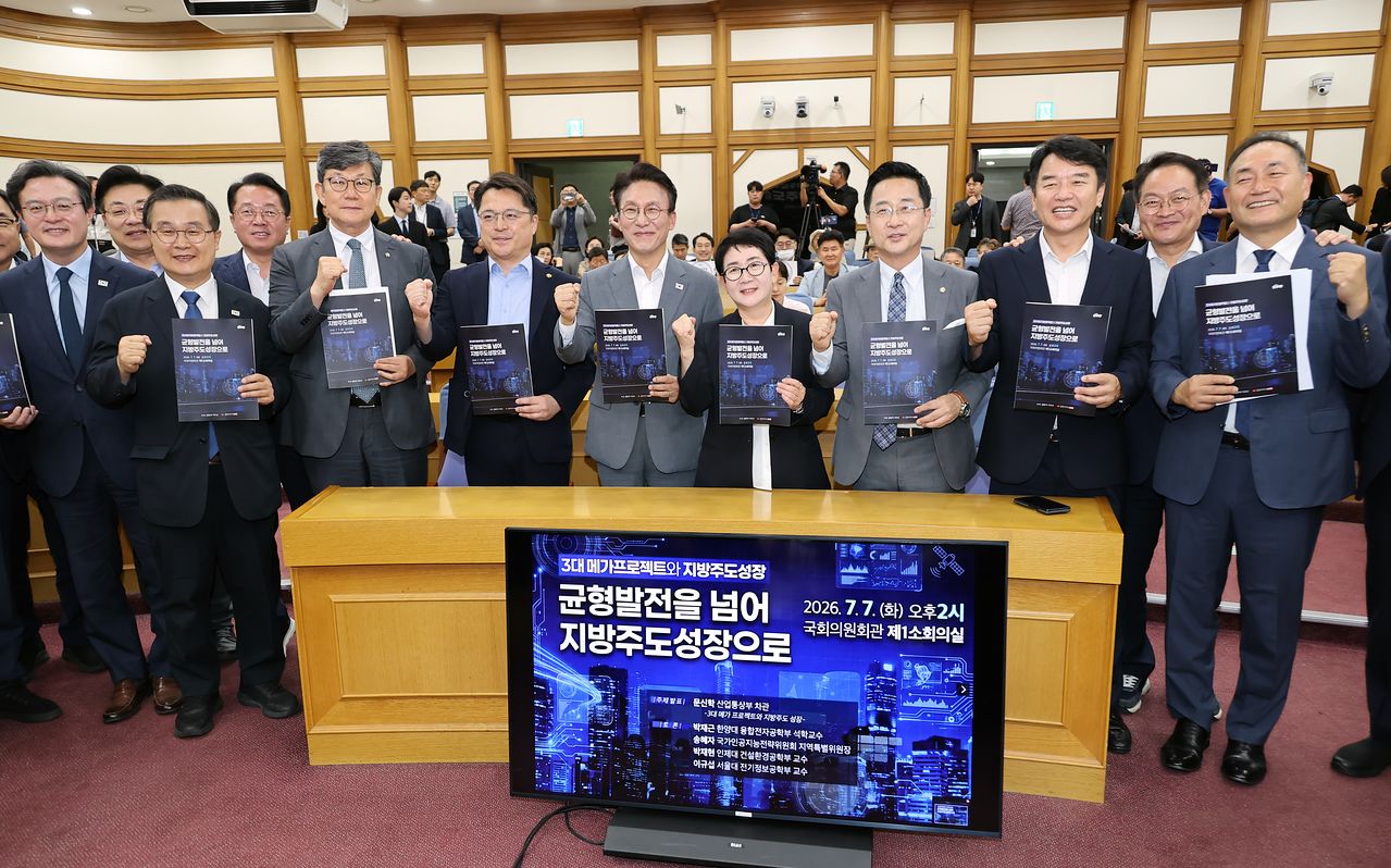 더불어민주당 당 대표 경선 출마를 선언한 김민석 전 국무총리가 7일 국회 의원회관에서 주최한 '3대 메가프로젝트와 지방주도성장을 위한 토론회'를 찾은 의원들의 요청에 함께 기념 촬영을 하고 있다. 연합뉴스 