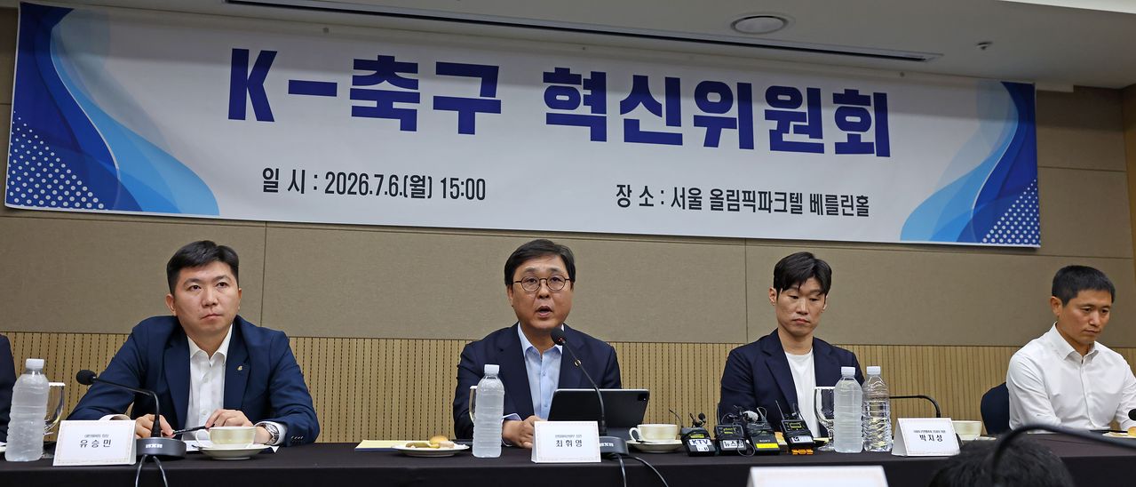 6일 서울 송파구 올림픽파크텔에서 열린 'K-축구혁신위원회' 출범식에서 최휘영(왼쪽에서 두번째) 문화체육관광부 장관이 발언하고 있다. 연합뉴스