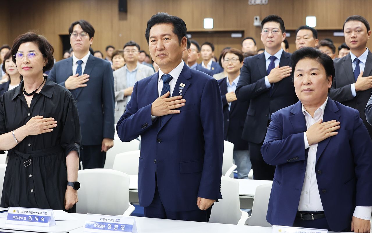  더불어민주당 정청래 전 대표가 6일 경기도 수원시 경기도의회 대회의실에서 열린 도의회 민주당 의원총회에서 국기에 경례하고 있다. 연합뉴스