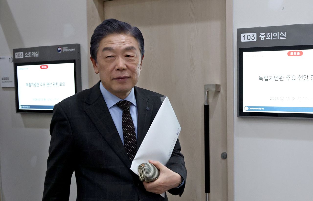 김형석 당시 독립기념관장이 지난 2월 3일 오후 정부세종청사 국가보훈부에서 열린 해임 절차 청문회를 마친 뒤 회의장을 나오고 있다. 뉴스1