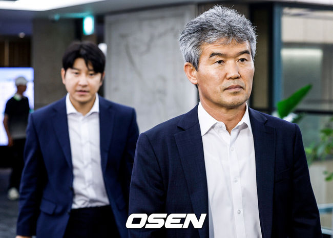 [OSEN=이대선 기자] 6일 오후 서울 올림픽파크텔에서 K-축구 혁신위원회 출범식이 열렸다.최휘영 문체부 장관과 박지성 FIFA 위원이 공동위원장을 맡고 축구·체육계 인사들이 참여하는 혁신위원회는 한국 축구의 구조적 문제를 진단하고 거버넌스 개선, 유소년 육성, 첨단 기술 도입 등 중장기 발전 방안을 마련할 계획이다.김승희 전무이사가 입장하고 있다. 2026.07.06 /sunday@osen.co.kr