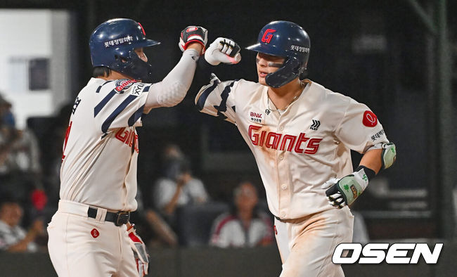 [OSEN=부산, 이석우 기자] 19일 부산 사직야구장에서 2024 신한 SOL 뱅크 KBO 리그 롯데 자이언츠와 LG 트윈스의 경기가 열렸다. 홈팀 롯데는 박세웅이 선발 출전하고 LG는 임준형이 선발 출전했다.롯데 자이언츠 윤동희가 6회말 무사 1루 좌월 동점 2점 홈런을 치고 하이파이브를 하고 있다. 2024.09.19 / foto0307@osen.co.kr