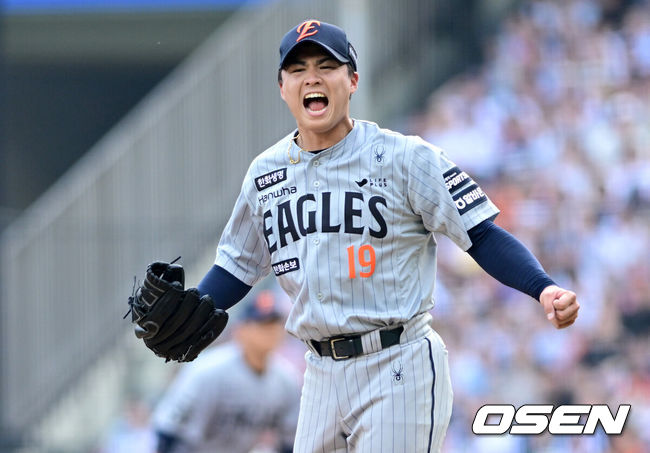 [OSEN=잠실, 최규한 기자] 3일 서울 잠실야구장에서 ‘2026 신한 SOL Bank KBO리그’ 두산 베어스와 한화 이글스의 경기가 열렸다.홈팀 두산은 박신지, 방문팀 한화는 왕옌청을 선발로 내세웠다.4회말 2사 2루 상황 두산 강승호를 삼진으로 이끌며 실점없이 이닝을 막아낸 한화 선발 왕옌청이 환호하고 있다. 2026.06.03 / dreamer@osen.co.kr