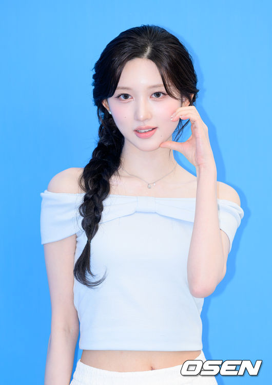[OSEN=이대선 기자] 19일 서울 LES601 성수에서 클렌징 전문 브랜드의 리뉴얼 제품 출시 기념 이벤트가 열렸다.이날 행사에는 더보이즈 영훈, 아이브 가을, 언차일드 예은, 하은, 이본이 참석해 자리를 빛냈다.아이브 가을이 포토타임을 가지고 있다. 2026.05.19 /sunday@osen.co.kr