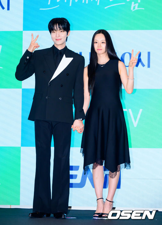 [OSEN=박준형 기자] 7일 서울 신도림 디큐브 더세인트에서 ENA 새 월화드라마 ‘그대에게 드림’ 제작발표회가 진행됐다.‘그대에게 드림’은 꿈을 이루고 돌아온 천재 영화감독 우수빈(황인엽 분)과 꿈을 잊은 채 사는 생계형 리포터 주이재(이혜리 분)의 재회 후일담을 그린 로맨틱 코미디로 이날 현장에는유선동감독, 황인엽, 이혜리 등이 참석했다.  배우 황인엽과 이혜리가 포즈를 취하고 있다.   2026.07.07 / soul1014@osen.co.kr