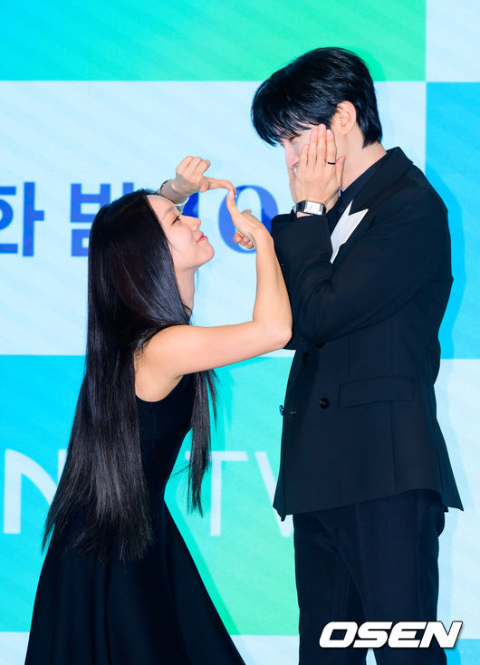[OSEN=박준형 기자] 7일 서울 신도림 디큐브 더세인트에서 ENA 새 월화드라마 ‘그대에게 드림’ 제작발표회가 진행됐다.‘그대에게 드림’은 꿈을 이루고 돌아온 천재 영화감독 우수빈(황인엽 분)과 꿈을 잊은 채 사는 생계형 리포터 주이재(이혜리 분)의 재회 후일담을 그린 로맨틱 코미디로 이날 현장에는유선동감독, 황인엽, 이혜리 등이 참석했다.  배우 황인엽과 이혜리가 포즈를 취하고 있다.   2026.07.07 / soul1014@osen.co.kr