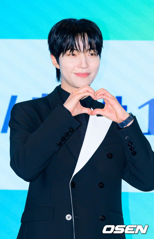 [OSEN=박준형 기자] 7일 서울 신도림 디큐브 더세인트에서 ENA 새 월화드라마 ‘그대에게 드림’ 제작발표회가 진행됐다.‘그대에게 드림’은 꿈을 이루고 돌아온 천재 영화감독 우수빈(황인엽 분)과 꿈을 잊은 채 사는 생계형 리포터 주이재(이혜리 분)의 재회 후일담을 그린 로맨틱 코미디로 이날 현장에는유선동감독, 황인엽, 이혜리 등이 참석했다.  배우 황인엽이 포즈를 취하고 있다.   2026.07.07 / soul1014@osen.co.kr