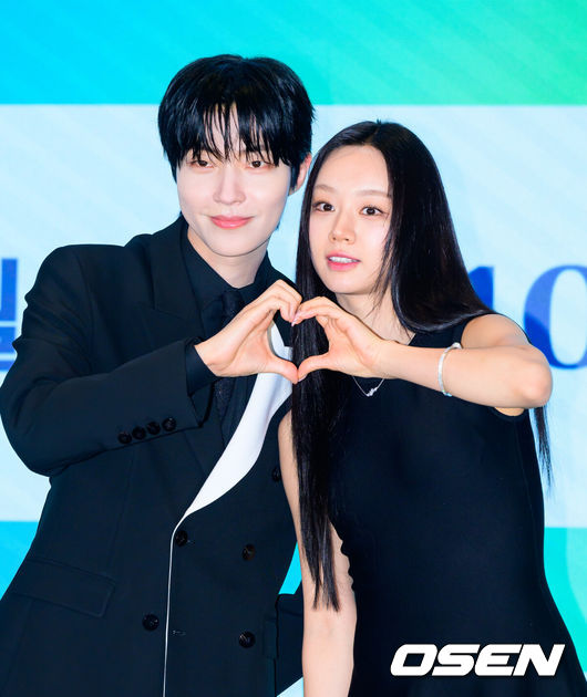 [OSEN=박준형 기자] 7일 서울 신도림 디큐브 더세인트에서 ENA 새 월화드라마 ‘그대에게 드림’ 제작발표회가 진행됐다.‘그대에게 드림’은 꿈을 이루고 돌아온 천재 영화감독 우수빈(황인엽 분)과 꿈을 잊은 채 사는 생계형 리포터 주이재(이혜리 분)의 재회 후일담을 그린 로맨틱 코미디로 이날 현장에는유선동감독, 황인엽, 이혜리 등이 참석했다.  배우 황인엽과 이혜리가 포즈를 취하고 있다.   2026.07.07 / soul1014@osen.co.kr