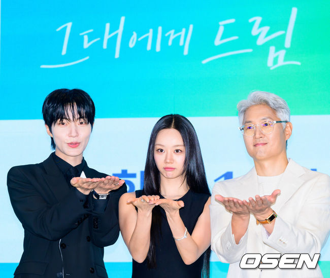 [OSEN=박준형 기자] 7일 서울 신도림 디큐브 더세인트에서 ENA 새 월화드라마 ‘그대에게 드림’ 제작발표회가 진행됐다.‘그대에게 드림’은 꿈을 이루고 돌아온 천재 영화감독 우수빈(황인엽 분)과 꿈을 잊은 채 사는 생계형 리포터 주이재(이혜리 분)의 재회 후일담을 그린 로맨틱 코미디로 이날 현장에는유선동감독, 황인엽, 이혜리 등이 참석했다.  배우 황인엽과 이혜리, 유선동 감독이 포즈를 취하고 있다.   2026.07.07 / soul1014@osen.co.kr