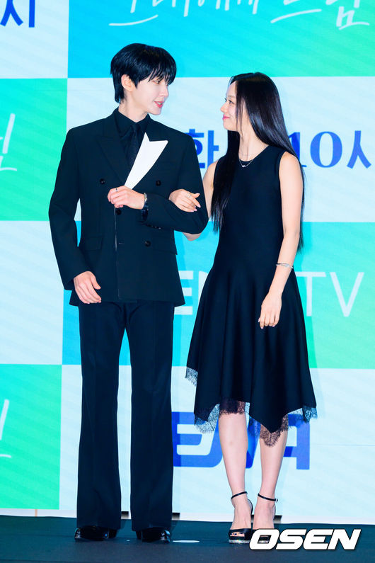 [OSEN=박준형 기자] 7일 서울 신도림 디큐브 더세인트에서 ENA 새 월화드라마 ‘그대에게 드림’ 제작발표회가 진행됐다.‘그대에게 드림’은 꿈을 이루고 돌아온 천재 영화감독 우수빈(황인엽 분)과 꿈을 잊은 채 사는 생계형 리포터 주이재(이혜리 분)의 재회 후일담을 그린 로맨틱 코미디로 이날 현장에는유선동감독, 황인엽, 이혜리 등이 참석했다.  배우 황인엽과 이혜리가 포즈를 취하고 있다.   2026.07.07 / soul1014@osen.co.kr