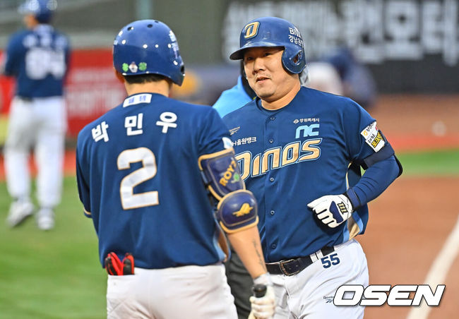 [OSEN=부산, 이석우 기자] 24일 부산 사직야구장에서 2026 신한 SOL KBO 리그 롯데 자이언츠와 NC 다이노스의 경기가 열렸다. 홈팀 롯데는 로드리게스가, 방문팀 NC는 테일러가 선발 출전했다.NC 다이노스 이우성이 1회초 1사 좌월 솔로 홈런을 치고 하이파이브를 하고 있다. 2026.06.24 / foto0307@osen.co.kr