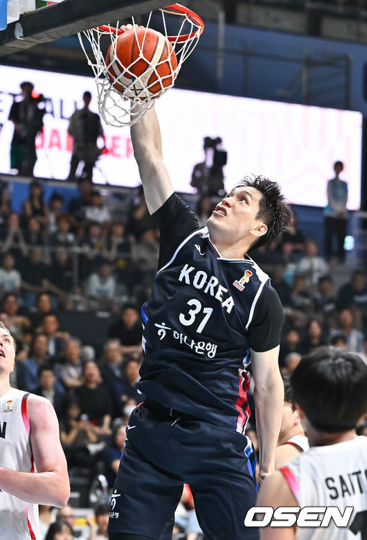 [OSEN=고양, 박준형 기자] 6일 오후 경기도 고양 소노 아레나에서 ’2027 FIBA 농구월드컵’ 아시아지역 윈도우 B조 6차전 대한민국과 일본의 경기가 열렸다.니콜라스 마줄스 감독이 이끄는 한국 남자농구대표팀(2승3패)은 일본(4승1패)을 반드시 잡아야 한다. 일본을 못 이기면 한국은 탈락이다.2쿼터 장재석이 덩크슛을 성공시키고 있다.    2026.07.06 / soul1014@osen.co.kr