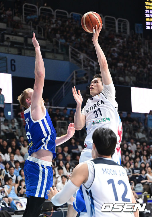 [OSEN=고양, 최규한 기자] 3일 오후 경기도 고양 소노 아레나에서 ’2027 FIBA 카타르 농구월드컵’ 아시아 예선 1라운드 5차전 대한민국과 대만의 경기가 열렸다.니콜라스 마줄스 감독이 이끄는 한국 남자농구대표팀은 이날 경기에서 대만을 잡으면 최소 조 3위를 확정짓고 아시아예선 2라운드로 향한다.2쿼터, 한국 장재석이 슛을 시도하고 있다. 2026.07.03 / dreamer@osen.co.kr