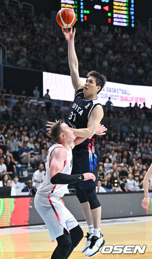 [OSEN=고양, 박준형 기자] 6일 오후 경기도 고양 소노 아레나에서 ’2027 FIBA 농구월드컵’ 아시아지역 윈도우 B조 6차전 대한민국과 일본의 경기가 열렸다.니콜라스 마줄스 감독이 이끄는 한국 남자농구대표팀(2승3패)은 일본(4승1패)을 반드시 잡아야 한다. 일본을 못 이기면 한국은 탈락이다.4쿼터 장재석이 훅슛을 성공시키고 있다.       2026.07.06 / soul1014@osen.co.kr