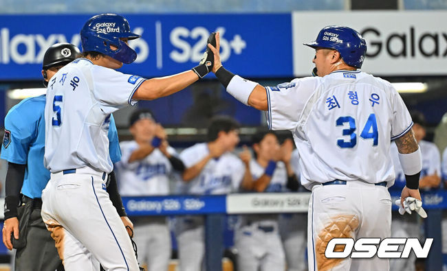 [OSEN=대구, 이석우 기자] 7일 대구삼성라이온즈파크에서 2026 신한 SOL KBO 리그 삼성 라이온즈와 LG 트윈스의 경기가 열렸다. 홈팀 삼성은 후라도가, 방문팀 LG는 톨허스트가 선발 출전했다. 삼성 라이온즈 최형우와 구자욱이 5회말 2사 2,3루 류지혁의 2루수 내야 땅볼에 이어 2루수 송구 실책으로 득점을 올리고 하이파이브를 하고 있다. 2026.07.07 / foto0307@osen.co.kr