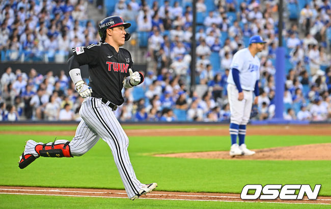 [OSEN=대구, 이석우 기자] 7일 대구삼성라이온즈파크에서 2026 신한 SOL KBO 리그 삼성 라이온즈와 LG 트윈스의 경기가 열렸다. 홈팀 삼성은 후라도가, 방문팀 LG는 톨허스트가 선발 출전했다. LG 트윈스 박동원이 4회초 1사 1루 좌월 2점 홈런을 치고 그라운드를 돌고 있다. 2026.07.07 / foto0307@osen.co.kr