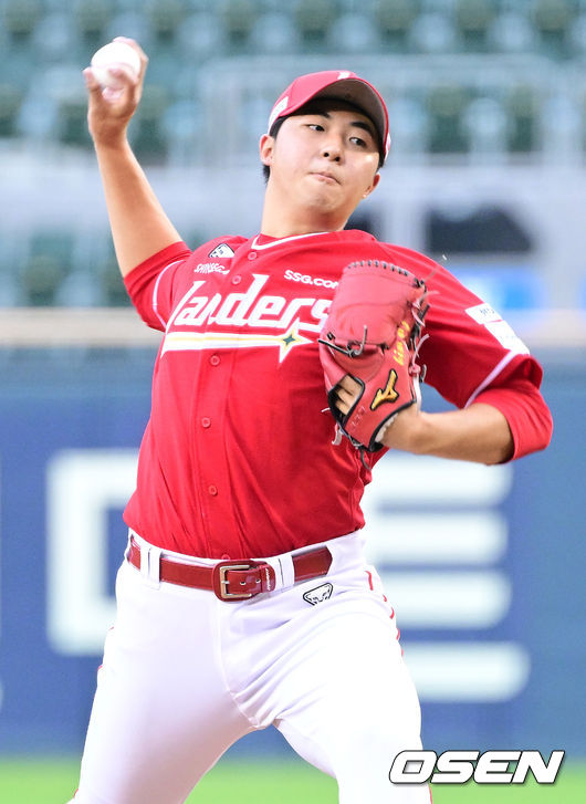 [OSEN=잠실, 최규한 기자] 7일 서울 잠실야구장에서 ‘2026 신한 SOL Bank KBO리그’ 두산 베어스와 SSG 랜더스의 경기가 열렸다. 1회말 SSG 선발 김민준이 힘차게 공을 뿌리고 있다. 2026.07.07 / dreamer@osen.co.kr
