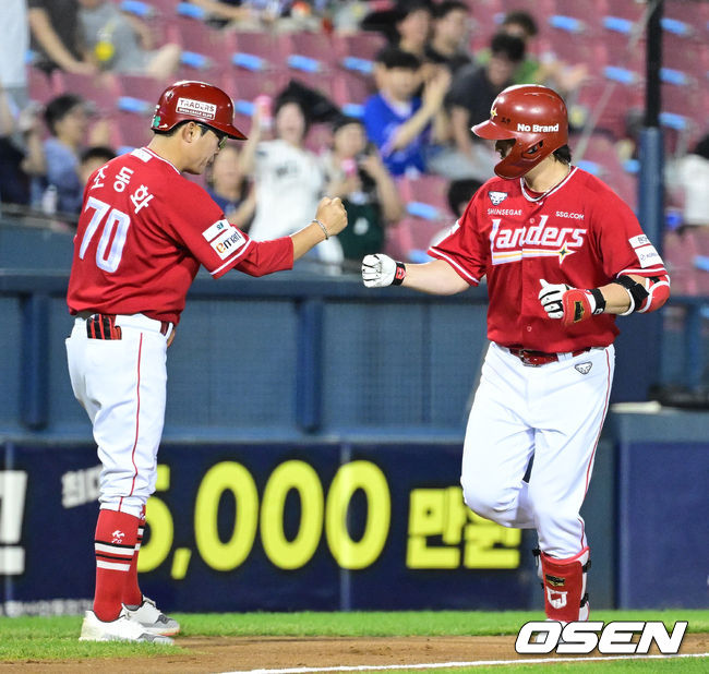 [OSEN=잠실, 최규한 기자] 7일 서울 잠실야구장에서 ‘2026 신한 SOL Bank KBO리그’ 두산 베어스와 SSG 랜더스의 경기가 열렸다. 8회초 무사 1루 상황 SSG 최정이 달아나는 우월 투런포를 날리고 그라운드를 돌며 조동화 코치와 인사를 나누고 있다. 2026.07.07 / dreamer@osen.co.kr