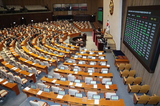 2025년 12월 24일 서울 여의도 국회에서 열린 제430회국회(임시회) 제2차 본회의에서 정보통신망 이용촉진 및 정보보호 등에 관한 법률 일부개정법률안(대안)이 국민의힘 의원들의 불참 속에 찬성 170표로 가결되고 있다. 뉴스1