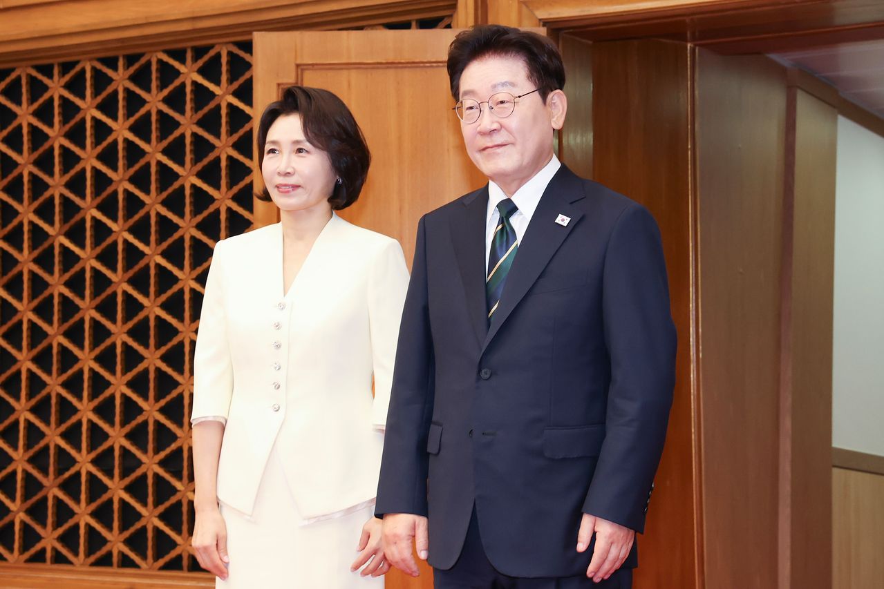 이재명 대통령과 김혜경 여사가 7일 오전 NATO 정상회의 및 몽골 국빈방문을 위해 경기 성남시 서울공항에서 출국에 앞서 환송객들에게 인사 하고 있다. 청와대사진기자단 