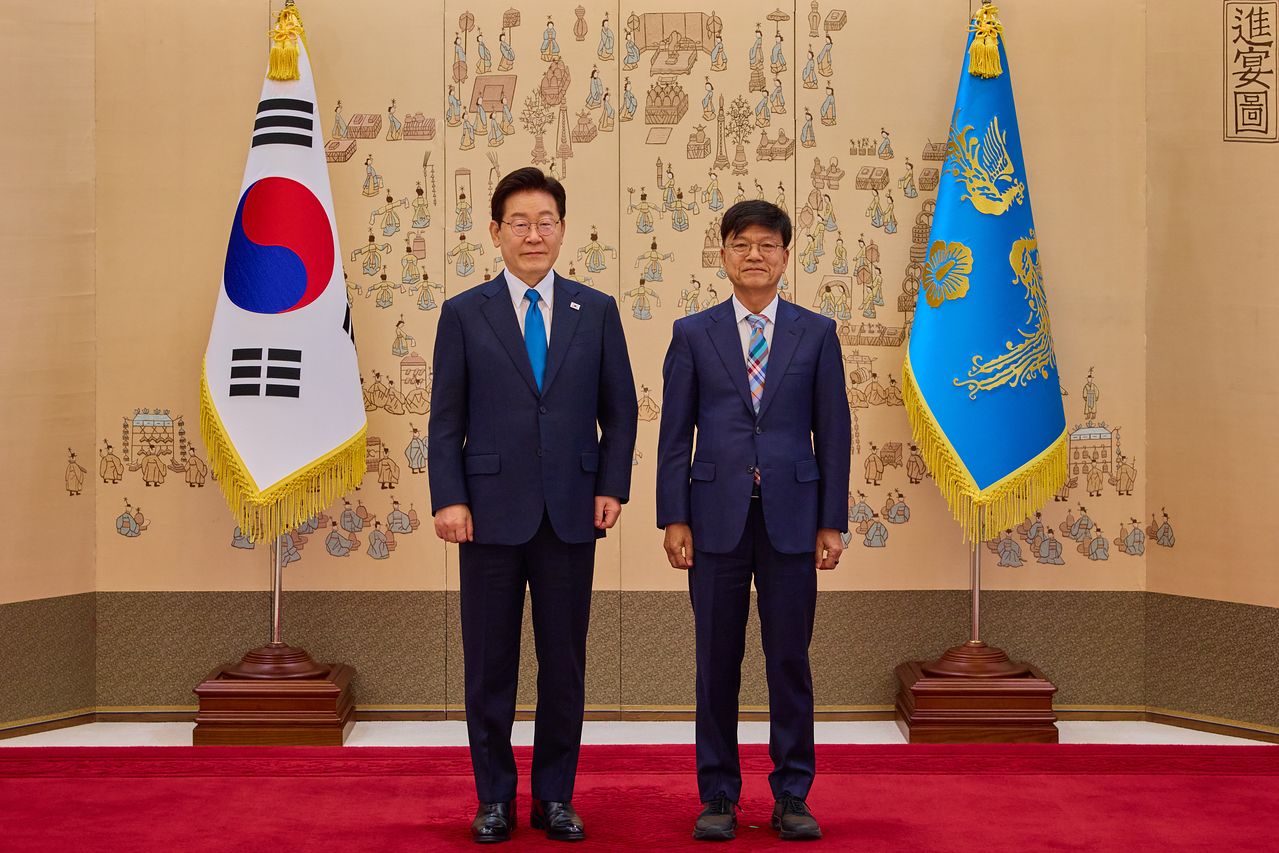이재명 대통령이 지난 4월 15일 청와대에서 규제합리화위원회 이병태 부위원장에게 위촉장을 수여한 후 기념 촬영을 하고 있다. 연합뉴스