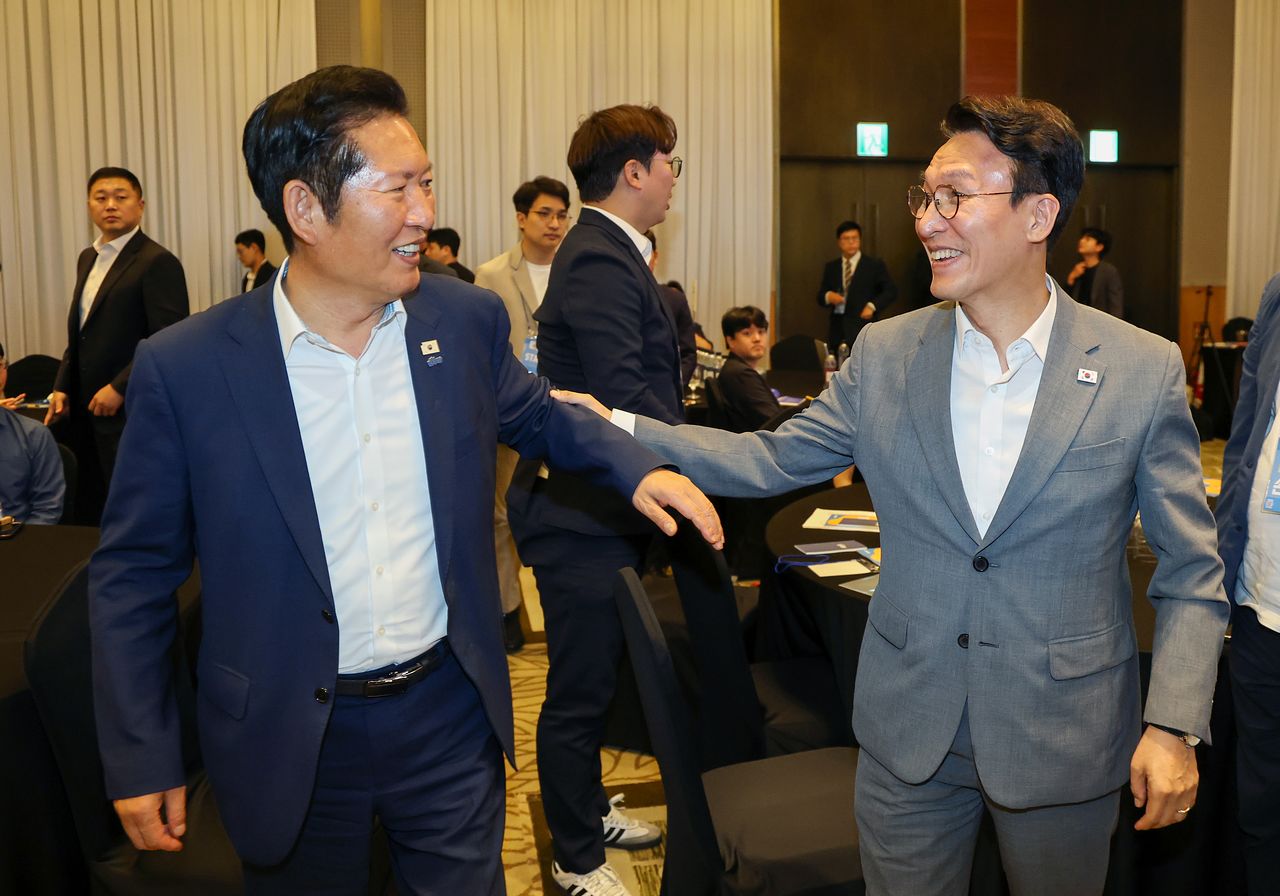 김민석 전 국무총리와 정청래 더불어민주당 전 대표가 지난달 28일 오후 경기 광주 곤지암리조트에서 열린 민주당 청년 당선인 워크숍에서 대화를 나누고 있다. 뉴스1