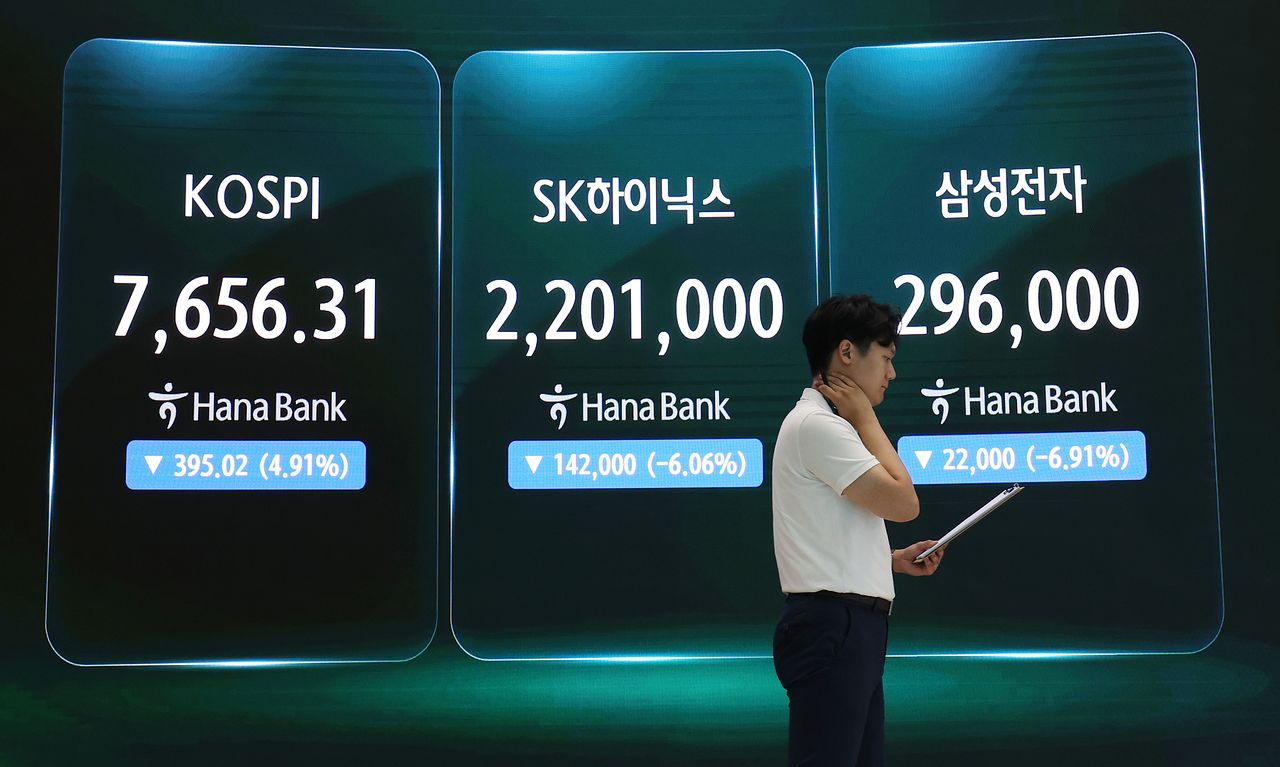 코스피가 급락한 7일 오후 서울 중구 하나은행 본점 딜링룸 전광판에 코스피지수와 삼성전자와 SK하이닉스 종가가 표시되고 있다.  이날 코스피는 전일 대비 395.02포인트(p)(4.91%) 하락한 7656.31, 코스닥은 15.84포인트(p)(1.87%) 하락한 831.23로 장을 마쳤다. 뉴스1