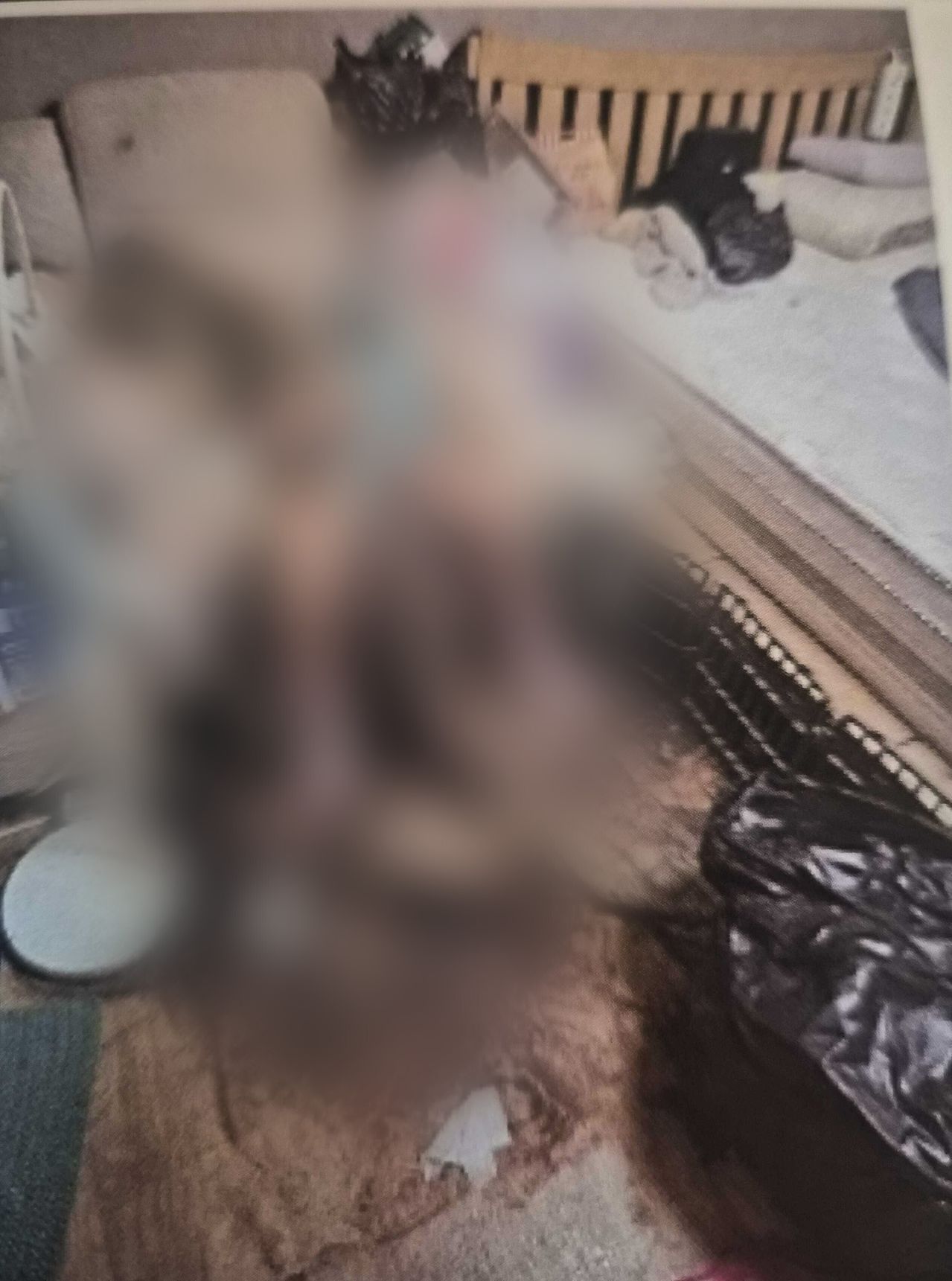 파주 부사관 아내 살인사건 피해자가 발견됐을 당시 모습. 수건으로 상체를 감싼 상태였고, 하반신은 괴사와 욕창으로 심하게 손상된 상태였다. 온몸과 바닥엔 수만 마리 구더기가 들끓고 있었다. 당시 출동한 119 대원이 찍은 사진이다. 사진 유가족