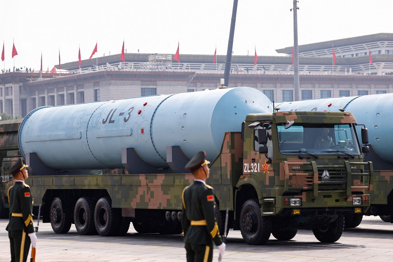 지난 2025년 9월 3일 중국 베이징에서 열린 2차 세계대전 종전 80주년 기념 열병식에서 쥐랑(JL)-3 대륙간 잠수함발사탄도미사일이 행진하고 있다. 로이터=연합뉴스