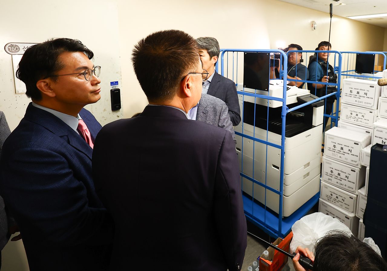 국회 ‘제9회 전국동시지방선거 투표용지 부족 사태 등 국민 참정권 침해 진상규명 및 선거관리 개혁을 위한 국정조사 특별위원회’ 위원장인 윤상현 국민의힘 의원 등 특위 위원들이 지난 2일 현장 조사를 위해 서울 송파구 올림픽공원 핸드볼경기장 개표소를 방문해 내부를 둘러보고 있다. 국회사진기자단