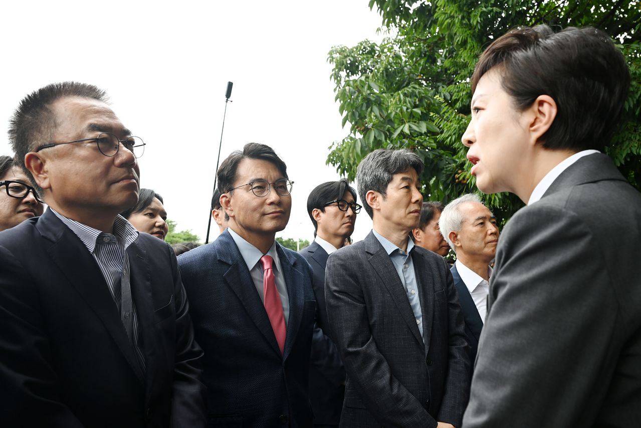 국회 '제9회 전국동시지방선거 투표용지 부족 사태 등 국민 참정권 침해 진상규명 및 선거관리 개혁을 위한 국정조사 특별위원회' 위원장인 국민의힘 윤상현 의원(가운데) 등 특위 위원들이 2일 현장 조사를 위해 서울 송파구 올림픽공원 핸드볼경기장 개표소 진입을 시도하며 대화하고 있다. 왼쪽부터 야당 간사인 국민의힘 서범수 의원과 윤 의원, 여당 간사인 더불어민주당 윤건영 의원, 오른쪽은 국민의힘 김은혜 의원. 국회사진기자단