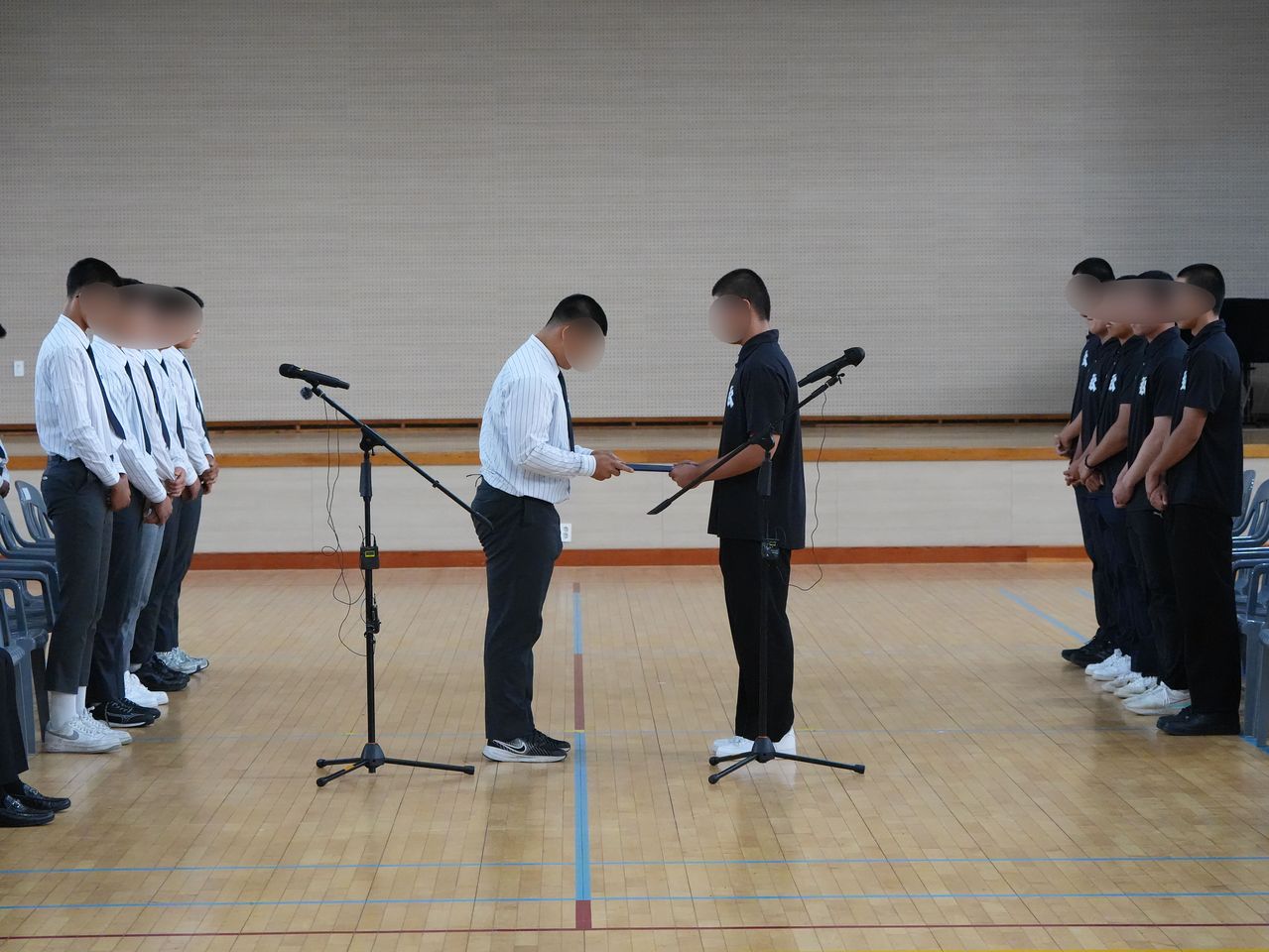 5·18민주화운동 조롱성 응원으로 논란을 빚은 서울 배재고 야구부원들이 6일 광주제일고를 방문해 사과문을 전달하고 있다. 뉴스1