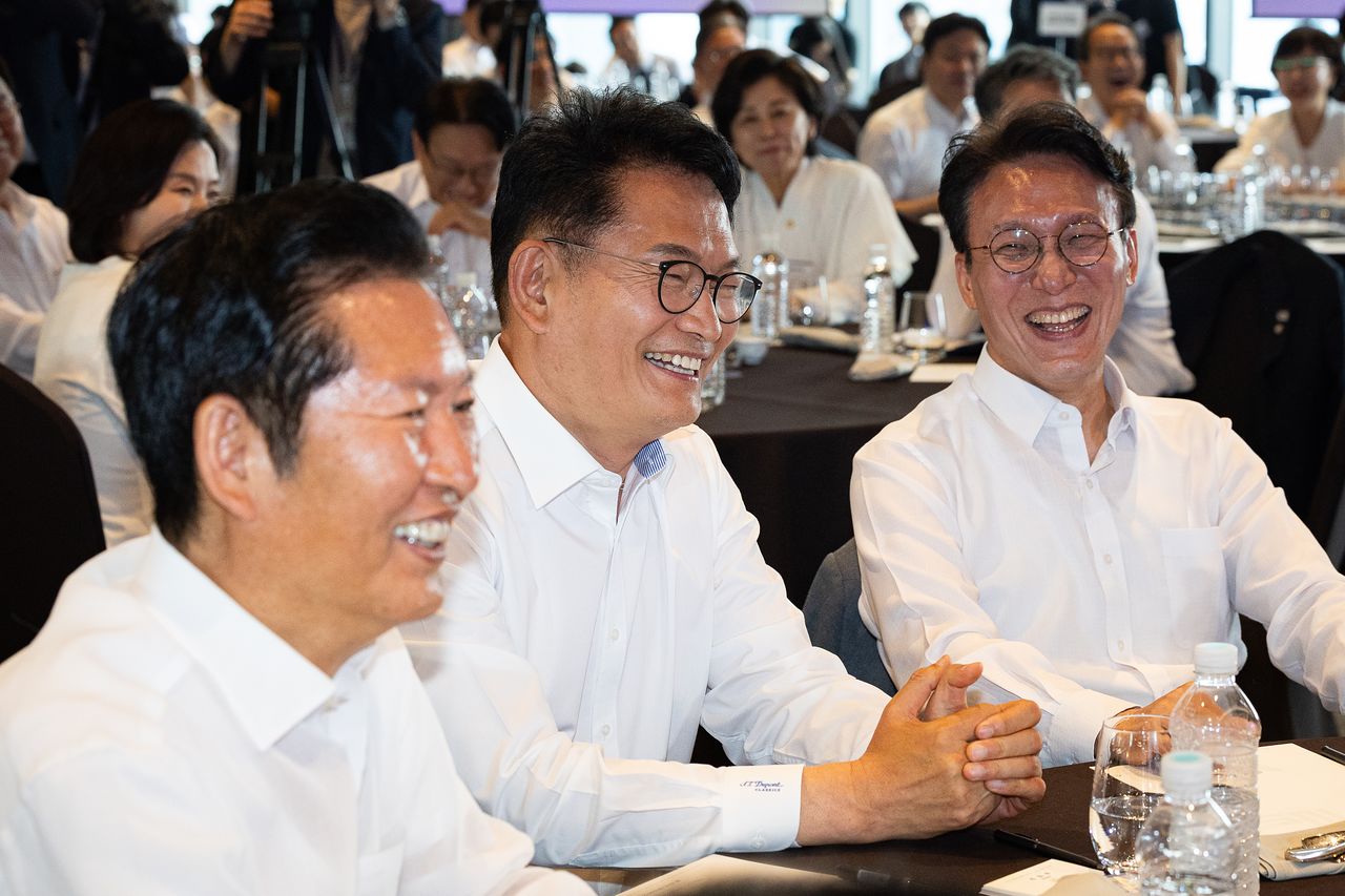 정청래 전 더불어민주당 대표와 송영길 전 대표, 김민석 전 총리가 3일 서울 용산구 서울드래곤시티에서 열린 22대 후반기 국회 대비 더불어민주당 국회의원 워크숍에서 미소 짓고 있다. 뉴스1