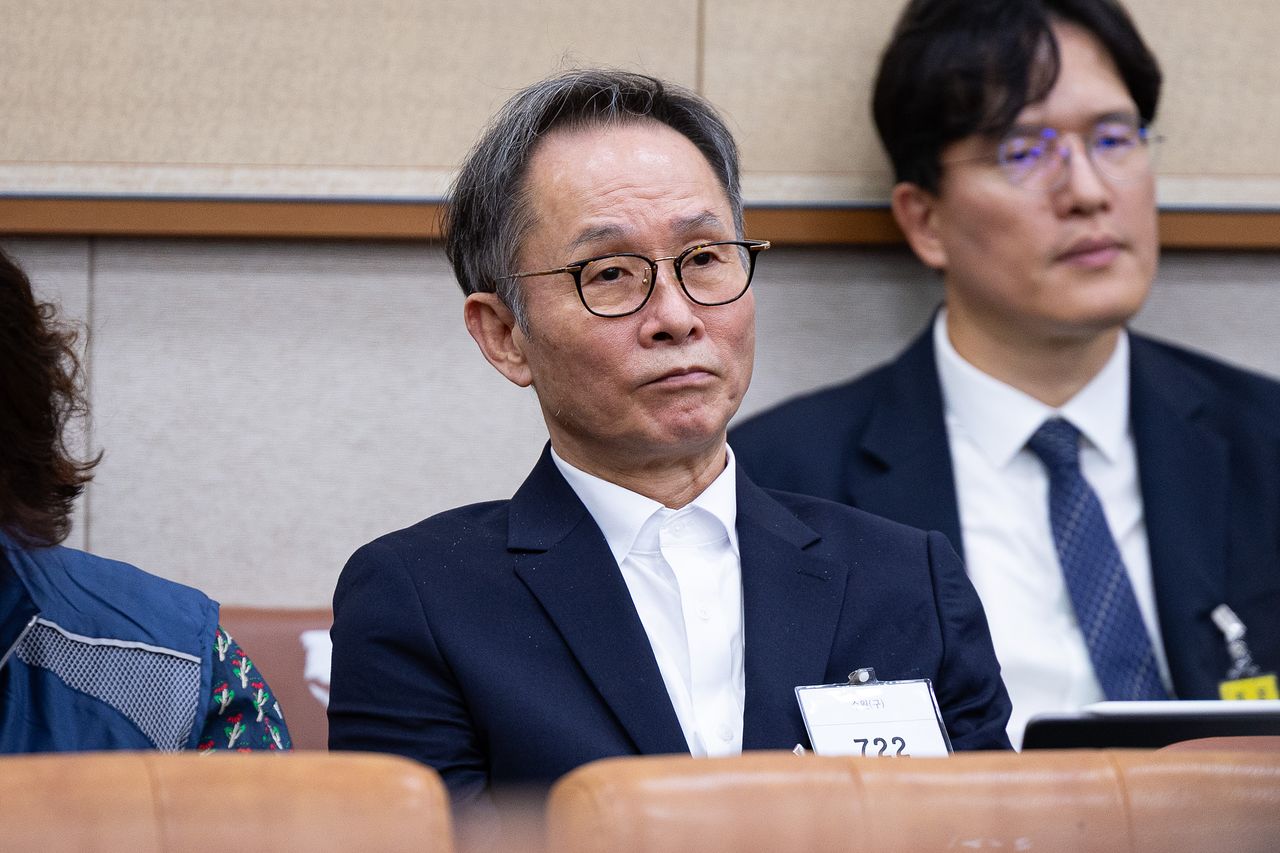 조경식 전 KH그룹 부회장이 지난해 10월 13일 서울 여의도 국회에서 열린 법제사법위원회의 대법원 등에 대한 국정감사에 출석해 감사를 지켜보고 있다. 뉴스1