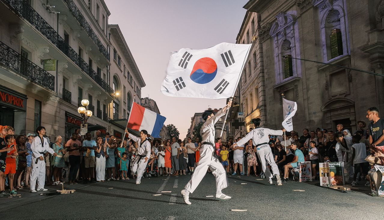신한대 K-컬쳐 대표단이 지난 5일 올해 80주년을 맞은 프랑스 ‘아비뇽 페스티벌‘에 참가해 로를로주 광장에서 현지인들에게 태권도 퍼포먼스를 선보이고 있다. 사진 신한대