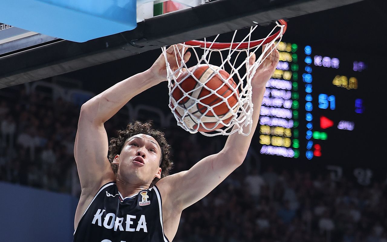 덩크를 꽂는 한국 농구의 신예 에디 다니엘. 뉴스1