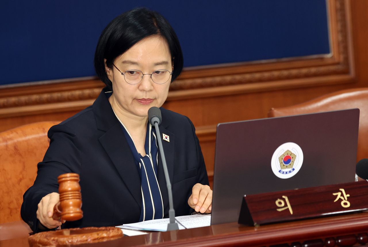 한성숙 국무총리가 7일 오전 서울 종로구 세종대로 정부서울청사에서 열린 국무회의에서 의사봉을 두드리고 있다. 뉴스1