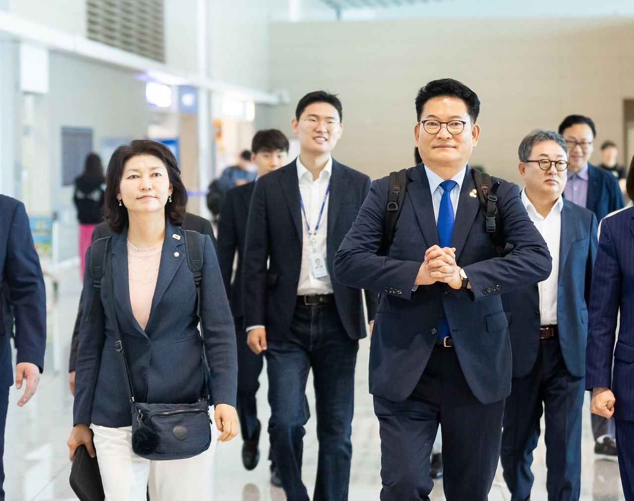 더불어민주당 송영길 의원이 지난달 23일 조정식 국회의장 특사 자격으로 인천공항을 통해 출국하고 있다. 연합뉴스