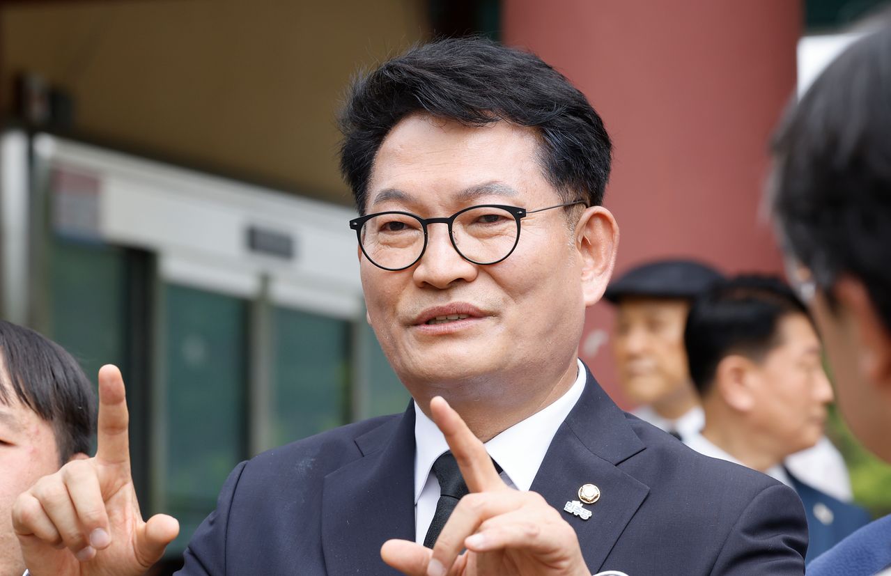 송영길 더불어민주당 국회의원이 7일 오전 광주 국립5.18민주묘지를 참배한후 민주의문 앞에서 기자들 질문에 답하고 있다. 뉴스1