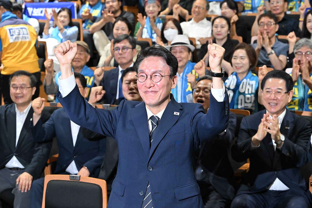 김민석 전 국무총리가 6일 전남광주통합특별시 동구 전일빌딩245에서 더불어민주당 대표 선거 출마를 선언하며 “완벽한 당정 일치와 민생 실용 통합 노선이 필승 전략”이라고 말했다. [뉴시스]