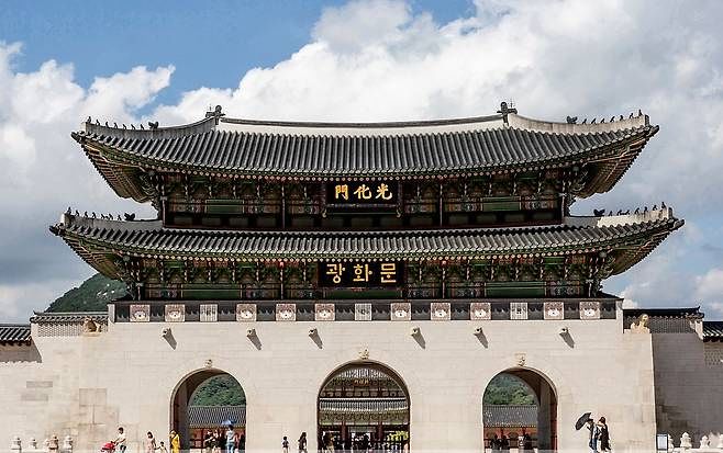 정부가 광화문 현판 한글 병기 여부를 놓고 공개 토론회를 개최한다. 사진은 한글 현판 병기를 상상한 이미지. 사진 광화문 훈민정음체 한글현판 국민모임.
