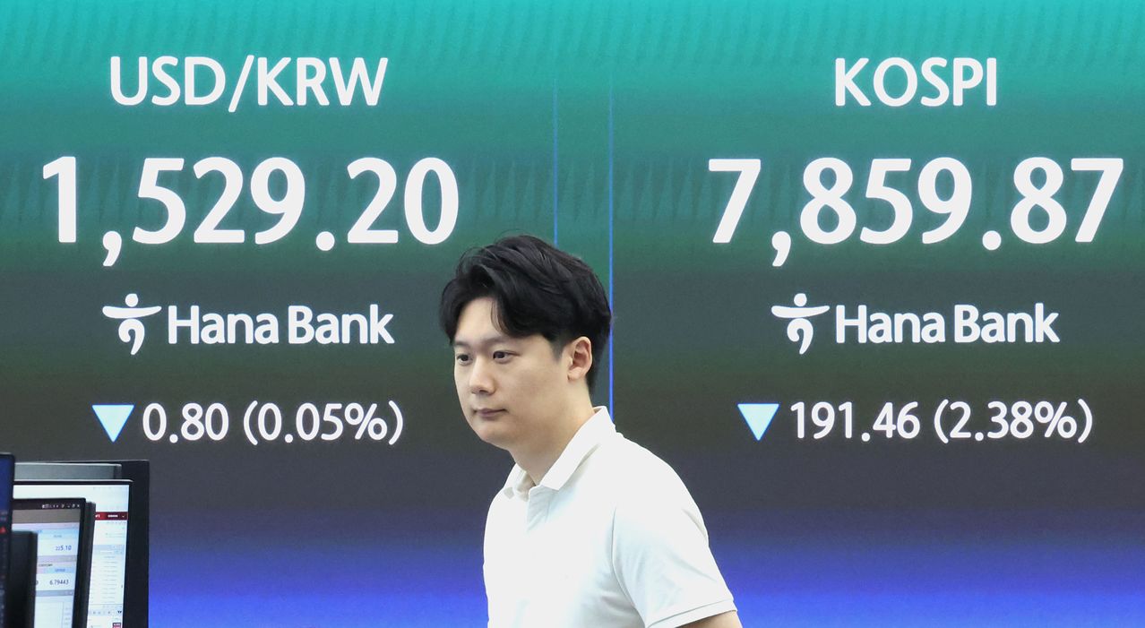  7일 오전 서울 중구 하나은행 딜링룸 전광판에 코스피와 원·달러 환율이 표시되고 있다. 이날 코스피 지수는 전 거래일 대비 장초반 2% 넘게 내리며 7,800선으로 밀려났다. 뉴스1
