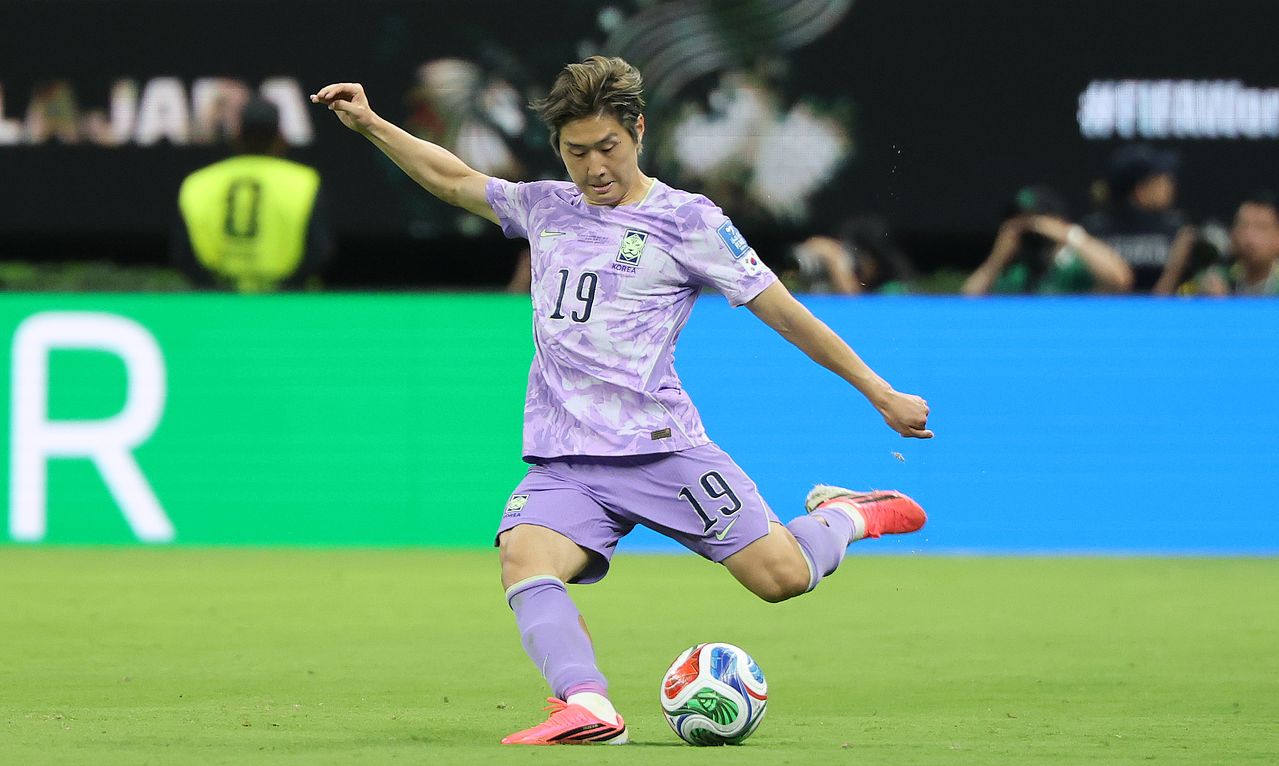 대한민국 축구 국가대표팀 이강인이 지난달 18일(현지시간) 멕시코 과달라하라 스타디움에서 열린 2026 북중미 월드컵 A조 조별리그 2차전 대한민국과 멕시코의 경기에서 왼발로 공을 올리고 있다. 뉴스1