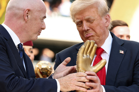지난해 7월 13일, 미국 뉴저지주 이스트 러더퍼드의 메트라이프 스타디움에서 열린 FIFA 클럽 월드컵 결승전에서 첼시가 파리 생제르맹을 꺾은 후, 도널드 트럼프 미국 대통령이 잔니 인판티노 FIFA 회장 옆에 놓인 황금 장갑 트로피를 바라보고 있다. 로이터=연합뉴스