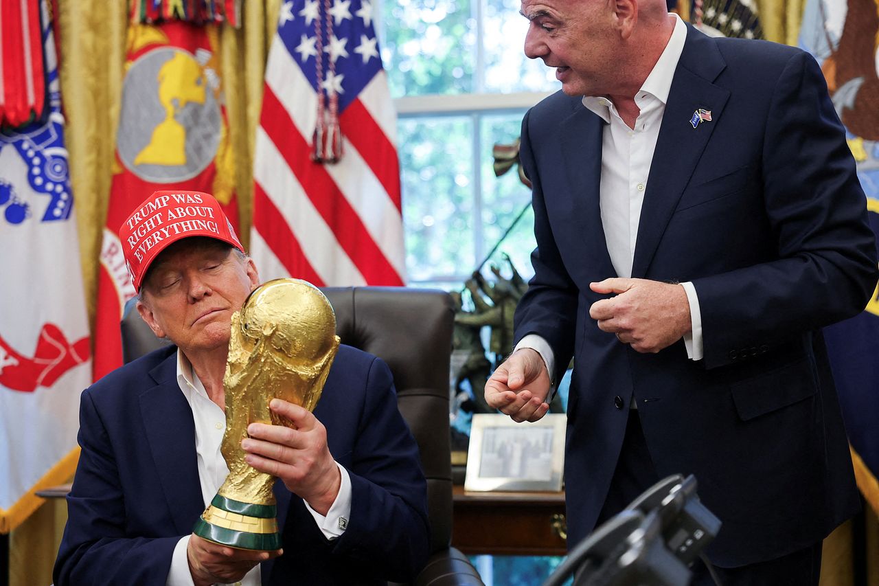 진나해 8월 22일 미국 워싱턴 백악관 오벌 오피스에서 도널드 트럼프 미국 대통령이 2026년 FIFA 월드컵 개최지 발표를 하며 FIFA 월드컵 트로피를 들고 있다. 그의 옆에는 잔니 인판티노 FIFA 회장이 서 있다. 로이터=연합뉴스