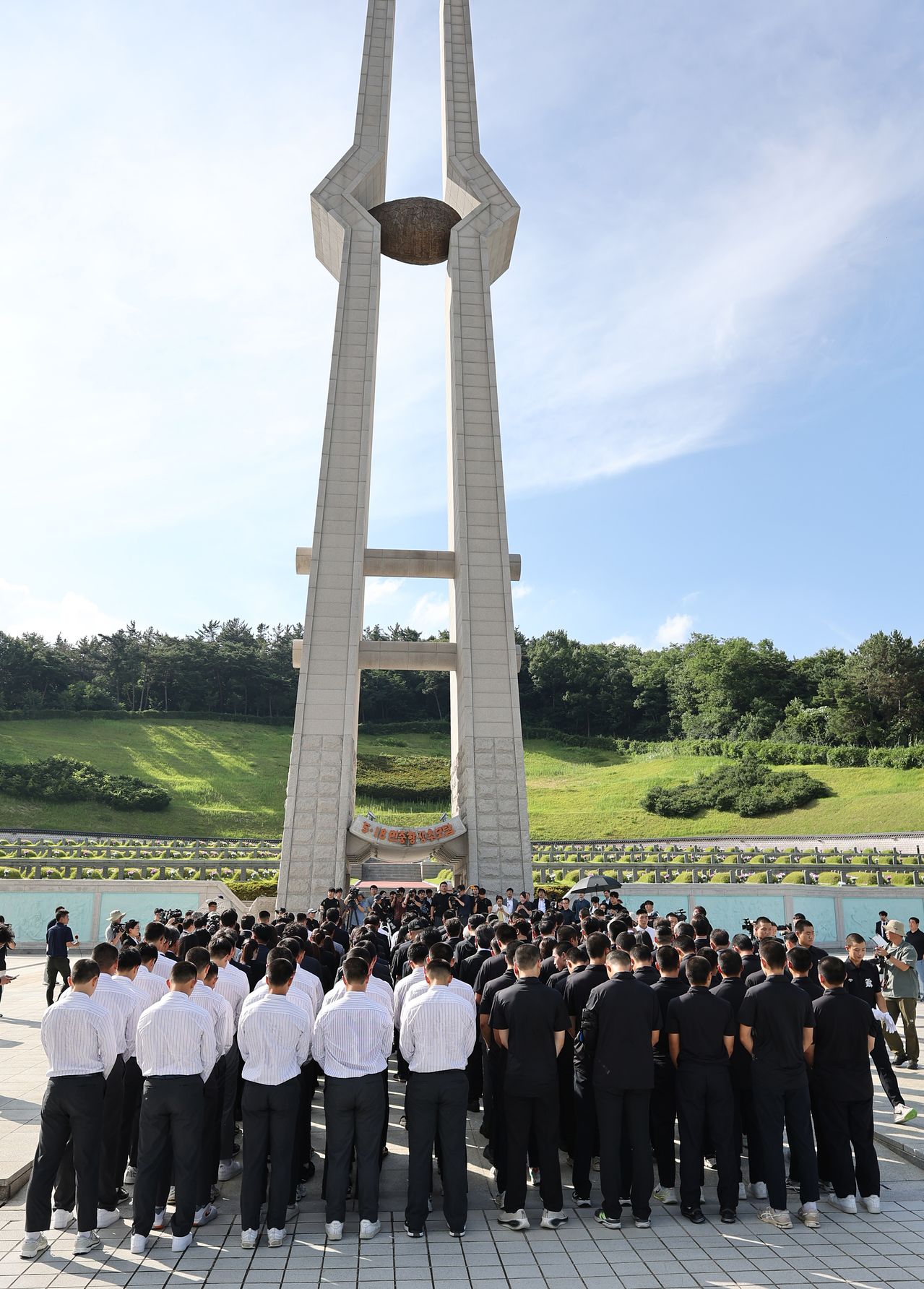 6일 광주제일고등학교를 찾아 ‘5·18 비하 응원’을 사과한 배재고등학교 야구부 선수와 교사, 학부모 등이 광주제일고 학생들과 함께 국립 5·18민주묘지를 찾아 참배하고 있다. 장정필 객원기자