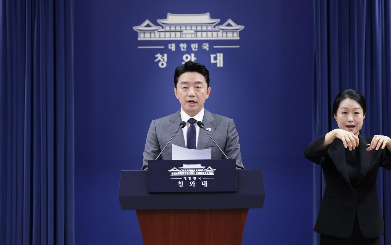 강훈식 청와대 비서실장이 6일 청와대 춘추관에서 메가프로젝트 민관합동 점검회의 결과에 대해 브리핑하고 있다. 청와대사진기자단