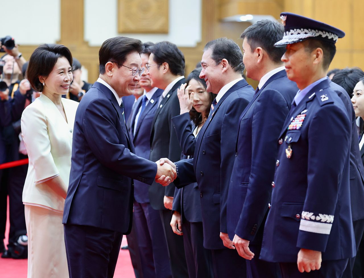 (성남=뉴스1) 이재명 기자 = 북대서양조약기구(NATO·나토) 정상회의 참석과 몽골을 국빈 방문하는 이재명 대통령이 7일 경기 성남 서울공항을 통해 출국하며 환송객들과 인사하고 있다. 뉴스1
