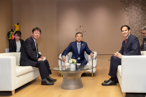 조현 외교부장관이 지난해 10월 29일 경북 경주에서 APEC 외교통상합동각료회의 계기 한미일 외교장관회의에서 마르코 루비오 미국 국무장관 및 모테기 도시미쓰 신임 일본 외무대신과 기념촬영을 하고 있다. 뉴스1