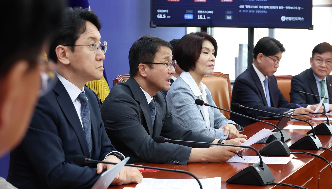 한병도 당대표 직무대행 겸 원내대표(가운데)가 7일 국회에서 원내대책회의에서 모두발언을 하고 있다. 임현동 기자